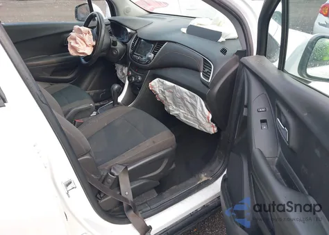 2018 Chevrolet Trax Ls z USA, uszkodzony, nr VIN KL7CJKSB6JB621654